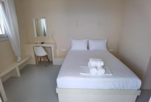 伊拉克利亚岛Villa Panorama的一间卧室配有一张床,上面有两条毛巾