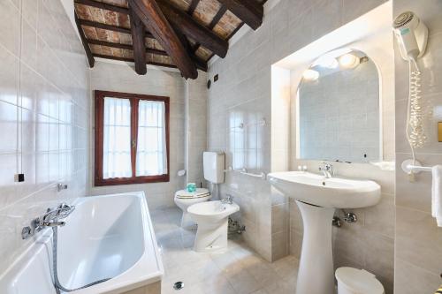 San Floriano del CóllioForesteria Castello Formentini的白色的浴室设有水槽和卫生间。