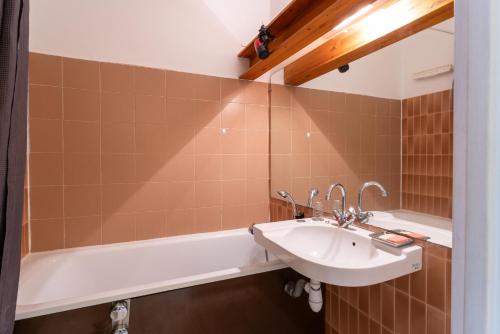 尼姆Studio Camargue的浴室配有盥洗盆和浴缸。