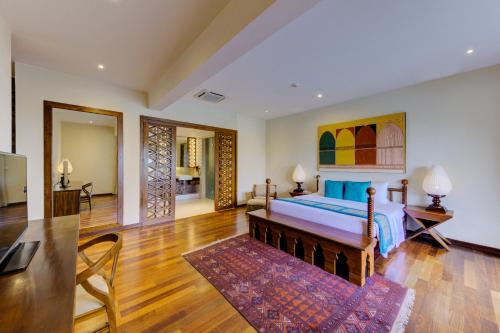 本托塔Cinnamon Bey Beruwala的一间卧室设有一张床和一间客厅。