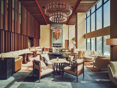 八幡平市ANA InterContinental Appi Kogen Resort, an IHG Hotel的大堂设有桌椅和吊灯。