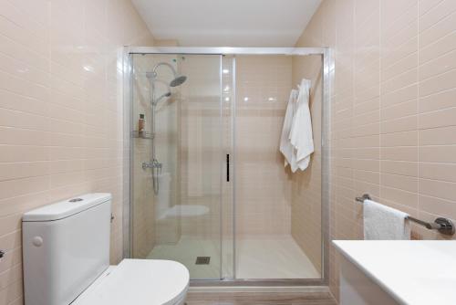 马拉加Casa Mar de frente的带淋浴、卫生间和盥洗盆的浴室