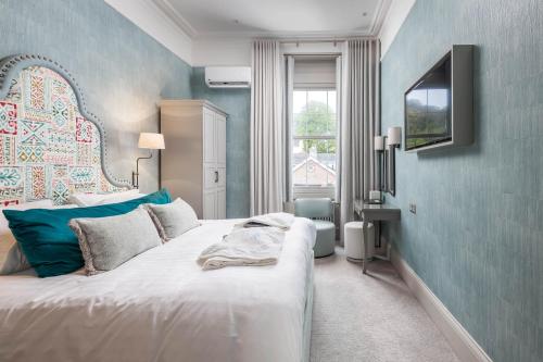 托基Lincombe Hall Hotel & Spa - Just for Adults的卧室设有一张白色大床和一扇窗户。