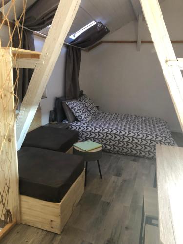 Rumersheim-le-Hautcocooning的一间设有两张床和一张桌子的房间