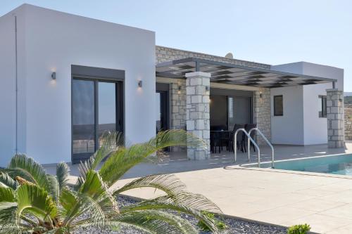 锡蒂亚Villa Tropicana, luxury villa with pool by Sternes Properties的一座带游泳池和房子的别墅