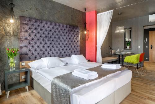 萨尔瓦尔Onyx Luxury的一间带大床的卧室和一间餐厅