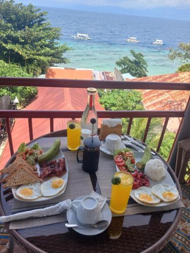 莫阿尔博阿Strandhaus Condotel的一张桌子,在阳台上提供早餐食物,阳台上享有海景