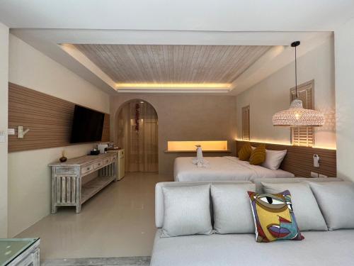 苏梅岛Amity Beach Resort的一间带两张床和一张沙发的客厅