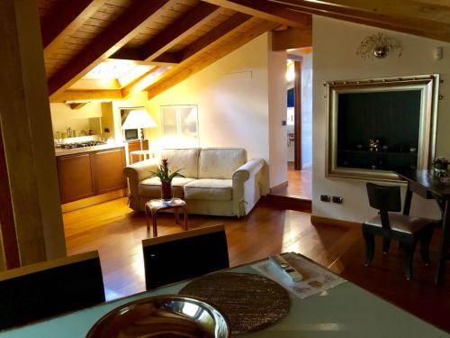 科麦里奥Villa Sasso Il Bianco Varese Lake的客厅配有沙发和桌子