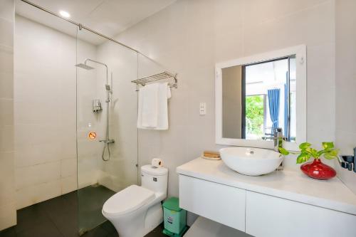 会安Summer holiday villa的白色的浴室设有水槽和卫生间。