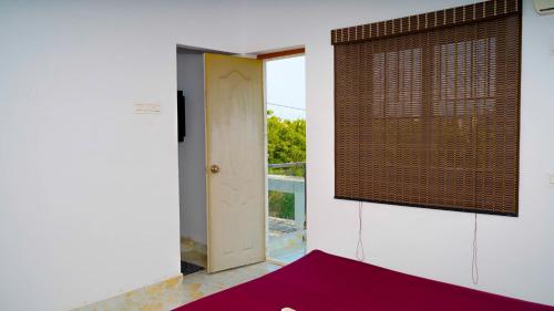 钦奈Bacardi House的一个空房间,有门和窗户