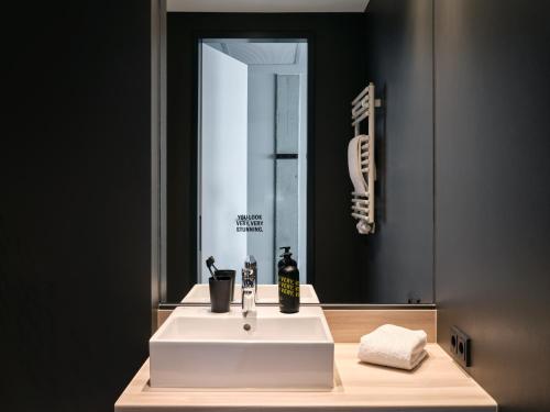 不莱梅STAYERY Bremen的浴室设有白色水槽和镜子