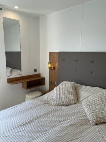 克诺克－海斯特Luxury Seaside Cottage 28的一间卧室配有一张大床和大镜子