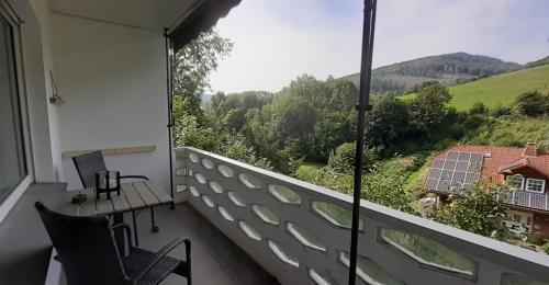 布里隆FeWo Hirschblick的山景阳台。