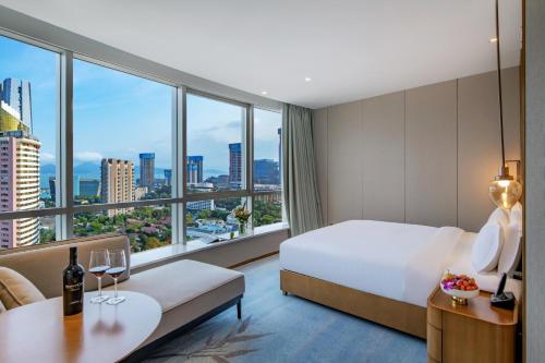 深圳深圳海上世界九州瑾程酒店的酒店客房设有一张床和一个大窗户