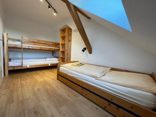 EverswinkelSauwohlfühlhof - Ferienhof Winkelkötter的铺有木地板的客房内配有两张双层床。