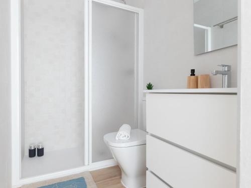 马塔罗Matarolux24的白色的浴室设有卫生间和淋浴。