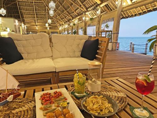 蓬圭本格威湾度假村的一张带食物的桌子和一张沙发