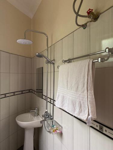 KinkiziRafiki Safari Lodge Bwindi的一间带水槽和白色毛巾的浴室