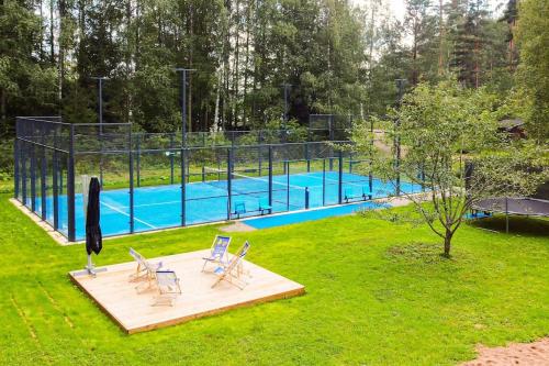 LohjaVilla Padel - Premium Lakeside Residence & Grounds的一个带两把椅子的游泳池