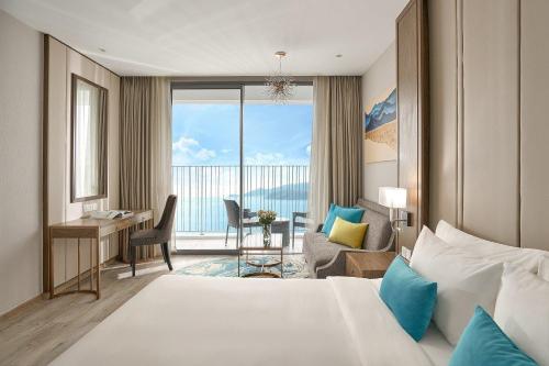 芽庄SeaScape Panorama Grand Resicedences Nha Trang的一间酒店客房,一间设有一张床和一张书桌