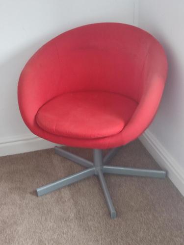 莱斯特Madif Ensuite的坐在房间角落的红色椅子