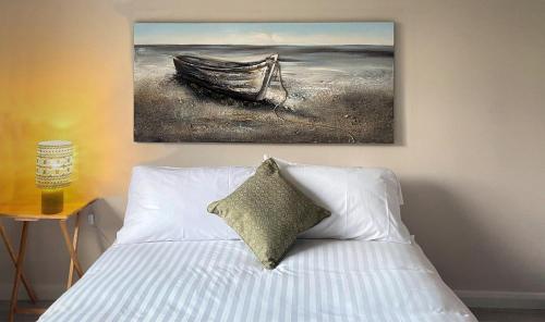 多尼戈尔Donegal Town House的一间卧室配有一张壁画床