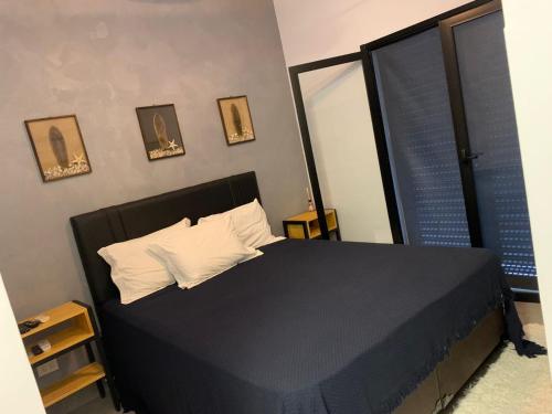 朱奎Casa térrea com acessibilidade em Juquehy com piscina aquecida e hidromassagem的一间卧室配有一张带枕头和窗户的黑色床。