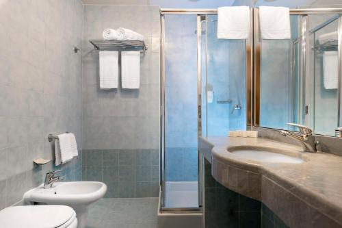卡尔达诺阿尔坎波贝斯特韦斯特卡瓦利瑞德拉科洛纳酒店的浴室配有卫生间、盥洗盆和淋浴。