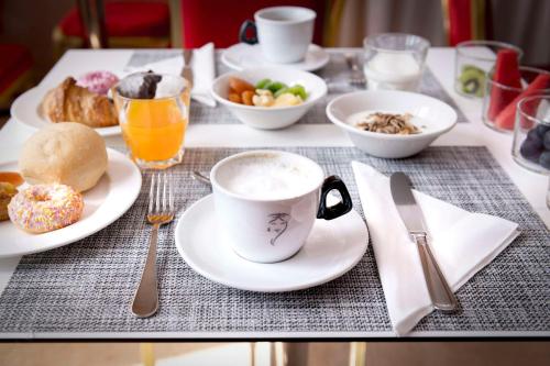 卡尔达诺阿尔坎波贝斯特韦斯特卡瓦利瑞德拉科洛纳酒店的餐桌,带咖啡和盘子的桌子