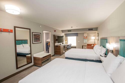 干岭德赖里奇希尔顿恒庭酒店的酒店客房,设有两张床和镜子