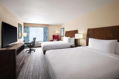 休斯顿休斯敦/布什洲际机场希尔顿花园酒店的酒店客房设有两张床和一台平面电视。