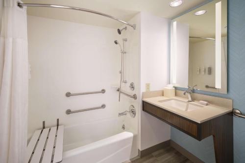 休斯顿休斯敦/布什洲际机场希尔顿花园酒店的一间带水槽、浴缸和淋浴的浴室