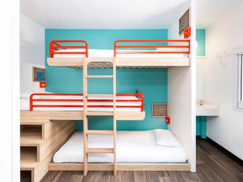 沙斯讷伊迪普瓦图hotelF1 Poitiers Nord Futuroscope的双层床间 - 带4张双层床