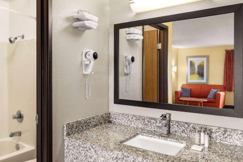 锡达拉皮兹贝蒙特旅馆套房酒店 - 锡达拉皮兹的一间带水槽和镜子的浴室