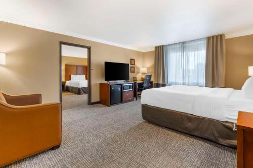 福图纳红木乡村康福特茵酒店的酒店客房设有一张大床和一台电视。