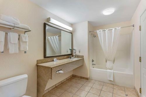 多佛尔多佛康福特茵套房酒店的一间带水槽、浴缸和镜子的浴室