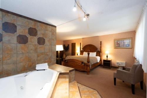阿弗尔品质酒店的带浴缸和床的酒店客房