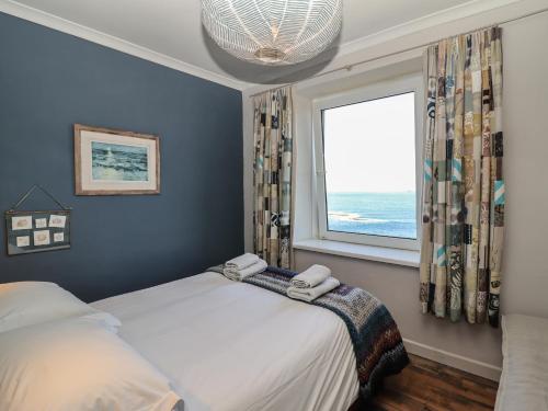 彭赞斯Starfish的一间卧室设有两张床和窗户。