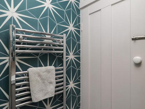 彭赞斯Starfish的浴室拥有蓝色和白色的几何壁纸