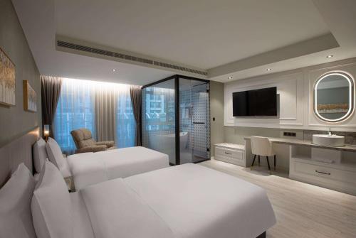 林口区新北林口爵怡温德姆酒店-MRT(A9)机场捷运A9林口站的酒店客房设有两张床和电视。