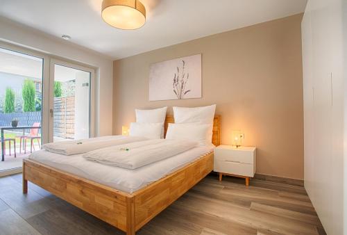 纳图尔诺Apartment Lavendel的一间卧室设有一张大床和一个大窗户