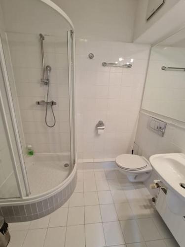 华沙Fantastic - Z6 Room - 403B的带淋浴、卫生间和盥洗盆的浴室
