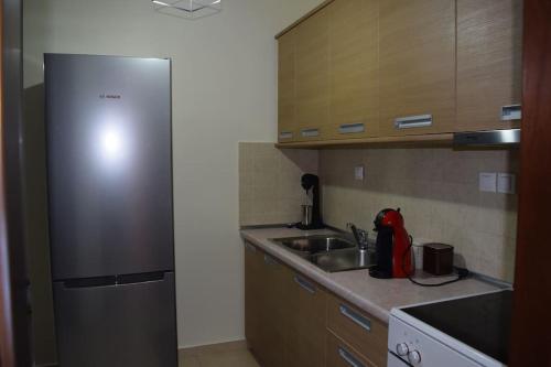 斯巴达Πολυτελές Διαμέρισμα με Θέα的厨房配有不锈钢冰箱和水槽