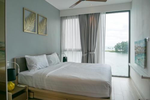邦涛海滩Cassia Residences 1的一间卧室设有一张床和一个大窗户