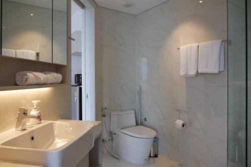 邦涛海滩Cassia Residences 1的浴室配有卫生间、盥洗盆和淋浴。