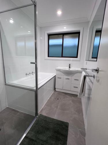 金斯科特Kangaroo Island Homestays的带淋浴、浴缸和盥洗盆的浴室