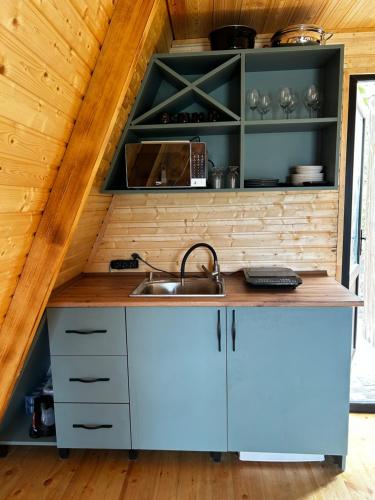K'edaHillSide Cottage的厨房配有白色橱柜和水槽