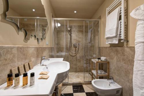 佛罗伦萨凯沃尔大酒店的一间带两个盥洗盆和淋浴的浴室