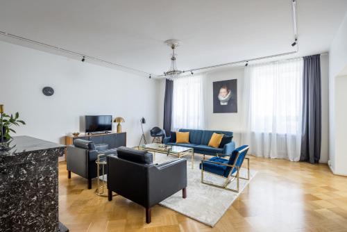 赫尔辛基Elegant City Home的带沙发和椅子的客厅以及电视